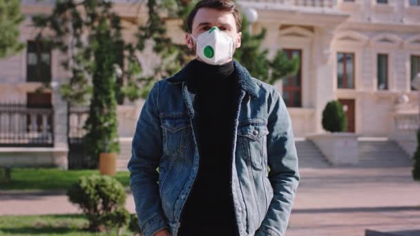 Attractive man in the middle of the street looking straight to the camera while wearing a protective mask new Coronavirus mers — Stock Video