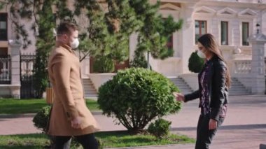 Karantinada kadın ve erkek birbirleri ile karşılaştıklarında koruyucu maske takıyorlar. Sonra Coronavirus günlerinde el dezenfeksiyonu yapmak için antiseptik jel kullanıyorlar.