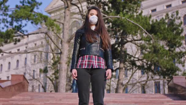 Una señora con una máscara protectora de pie frente a la cámara en medio de la calle vacía y mirando alrededor del concepto de Coronavirus 2019 — Vídeo de stock