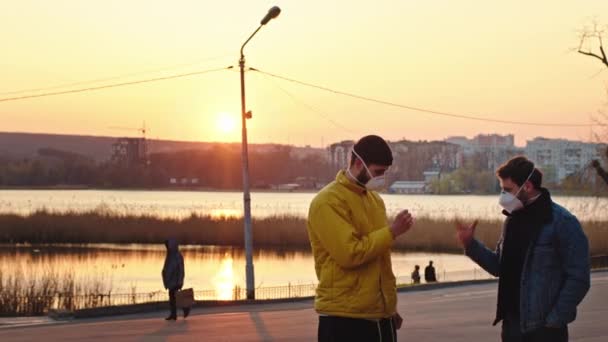 Concept van gezondheid en veiligheid levensstijl twee vrienden mannen spelen bij zonsondergang in steen papier zeven terwijl ze dragen beschermende masker nieuwe Covid-19 concept — Stockvideo