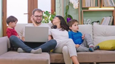 Genç ve çekici bir aile kanepede karantinada kalıyor. Babaları evde dizüstü bilgisayarıyla çalışırken birlikte vakit geçirip sohbet ediyorlar.