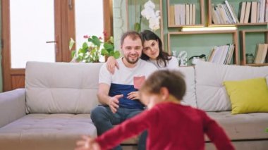 Güzel, sevimli bir aile çocuklarıyla harika zaman geçiriyorlar. Birbirlerine sarılıyorlar ve birlikte vakit geçiriyorlar. ARRI Alexa Mini 'de çekilen
