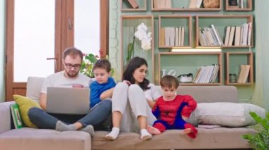 Büyük, genç bir aile babası ve çocukları hafta sonunu kanepede birlikte geçirirler. Sohbet ederek ve eğlenerek geçirirler. Bu arada babam da evde dizüstü bilgisayarıyla uğraşır..
