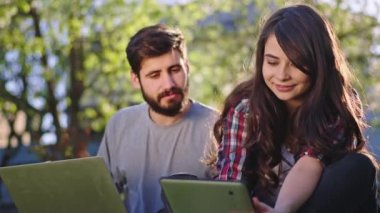 Temiz hava çiftlerinde harika bir atmosfer var. Evden internet üzerinden çalışıyorlar. Bahçede oturuyorlar ve bilgisayarla tableti iş için kullanıyorlar.
