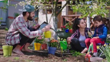 Güneşli bir günde, bahçenin ortasında gülümseyen büyük ebeveynler, küçük oğullarıyla vakit geçiriyorlar. Suyla oynuyorlar ve çiçek dikiyorlar. ARRI Alexa Mini 'de çekilen