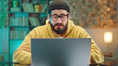 İç işlerinde çekici genç işçiler diğer ofis çalışanlarıyla çevrimiçi bir toplantı yapıyorlar.