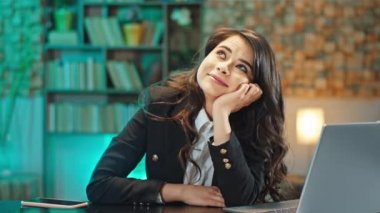 Ofisteki iş yerinde gülümseyen düşünceli kadın doğrudan kameraya bakıyor ve çok heyecanlı hissediyor. 4k