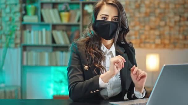 Suggerire video come proteggersi sul posto di lavoro in ufficio signora mostrando come disinfettare le mani prima di iniziare a lavorare per essere al sicuro nella quarantena Coronavirus mers 2019 — Video Stock