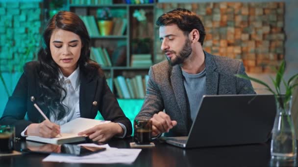 Meeting time between office manger and his office worker beautiful lady they have a conversation man take a tablet and telling to write some notes to the worker — Stock Video