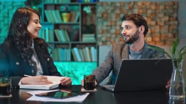 Ofis müdürüyle ofis çalışanı sabah bir toplantı yapacaklar. Bayan deftere bazı notlar yazacak ve adam kahve içip sohbete devam edecek. ARRI Alexa 'da çekim