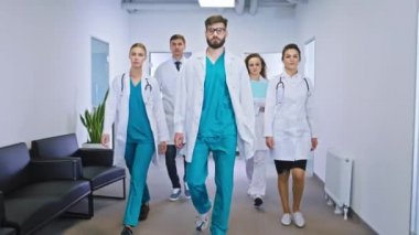 Modern özel hastane çok ırklı doktor ve hemşirelerden oluşan bir ekip.