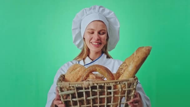 Krom anahtar konsepti inanılmaz bir bayan fırıncı bir sepet taze ekmekle kameranın önünde el kol hareketi yaparak taze ekmeği koklamaya çalışıyor. — Stok video