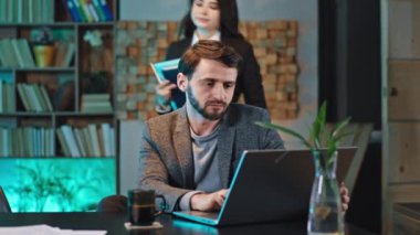 Karizmatik erkek ofis yöneticisi ve partneri güzel bayan birlikte tartıştıkları iş planı hakkında dijital tablete bazı notlar alın.