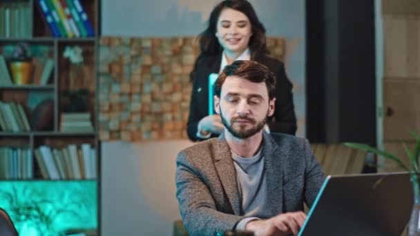 현대 사무실의 잘생긴 남자 관리자와 여자 사무 직원 이 디지탈 태블릿을 사용하여 노트를 작성하는 어떤 계획에 대해 토론을 한다 — 비디오