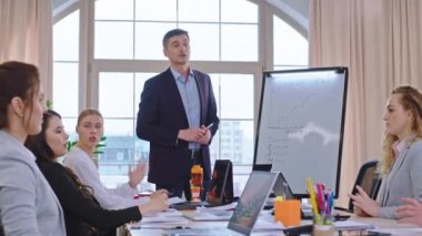 İcra Direktörü ve tüm ofis çalışanları ve yöneticileri, iş için yeni bir stratejik plan üzerinde görüşüyorlar.