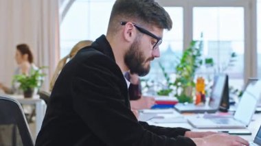 Sabah yakışıklı genç bir adam bütün iş arkadaşlarıyla toplantı yapacak. İstatistikleri ve yeni iş planlarını analiz edecekler.