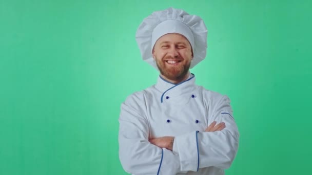 Baker man very charismatic inside of a green studio posing very excited in front of the camera he smiling large crossing hands looking straight — Stock Video
