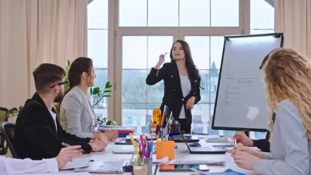 Karismatisk kvinna affärskvinna avsluta sin utbildning presentation seminarium och alla hennes kollegor glada klappa händerna de är mycket entusiastiska — Stockvideo