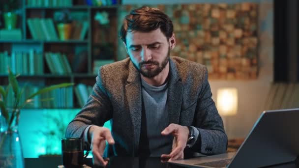 Dans le bureau gestionnaire concentré homme très fatigué boire un café pour obtenir plus frais pour continuer à travailler sur son ordinateur portable — Video