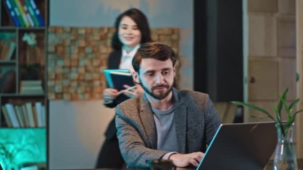 Il direttore esecutivo e la sua assistente hanno una discussione su un piano signora prendere il suo tablet digitale e fare qualche correzione poi lei andare al suo posto di lavoro — Video Stock