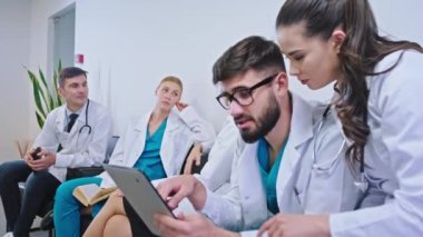 Hastanede kanepede oturan mutlu ve gülümseyen büyük doktorlar malzeme odasında birlikte tartışıp iyi vakit geçiriyorlar. ARRI Alexa Mini 'de çekilen