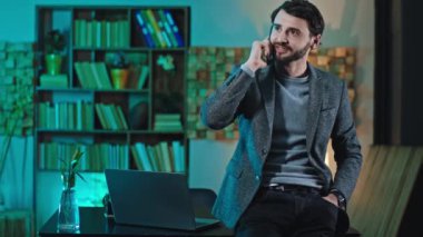 Kameranın önünde, modern ofis müdürü günün sonunda telefonuyla bir konuşma yapar. ARRI Alexa Mini 'de çekilen