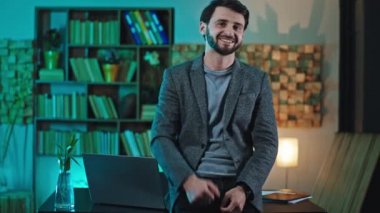 Heyecanlı bir ofis çalışanı iş yerinde kameranın önünde büyük bir gülümseme ile büyük bir benzerlik gösteriyor ve el ele tutuşuyor. ARRI Alexa Mini 'de çekilen