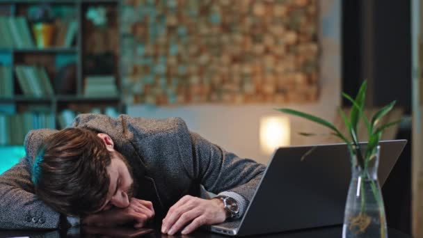 피곤 한 사무직 근로자들은 직장에서 낮잠을 자고 식탁 위에서 일어나서 노트북을 가지고 계속 일한다 — 비디오
