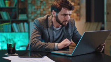 Çekici ana yönetici ofisteki işyerinde çok yorgun uyumamaya çalışıyor laptopu al ve eve git.