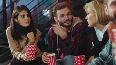 Çok ırklı bir grup öğrencinin üniversite kütüphanesinde buluşması var. Sosyalleşiyorlar ve kahve içiyorlar. ARRI Alexa Mini 'de çekilen