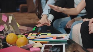 Modern bir ofis stüdyo grubunun ayrıntıları. Hepsi birlikte çalışırlar. El ele tutuşurlar ve çok heyecanlı ve mutlu bir şekilde ayağa kalkarlar.