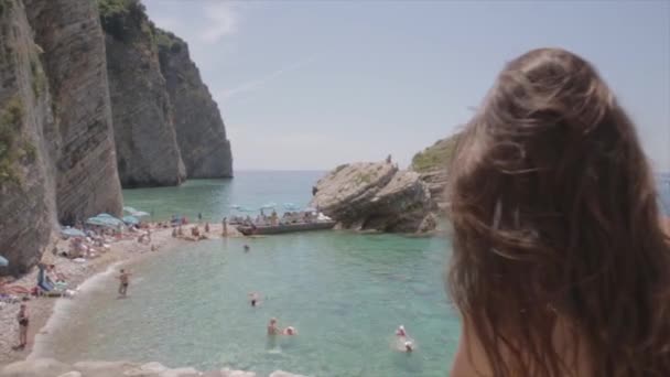 Chica disfrutar en la vista de la playa de la isla — Vídeo de stock