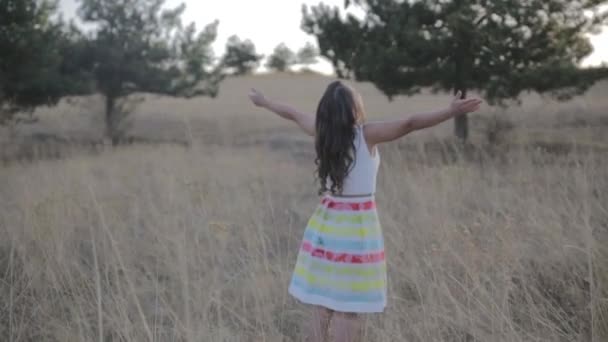 Молода Дівчина Прекрасній Сукні Насолоджується Заходом Сонця Горі Бігаючи Граючи — стокове відео