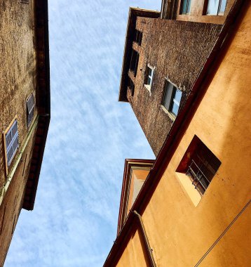 gökyüzüne İtalyan evleri arasında