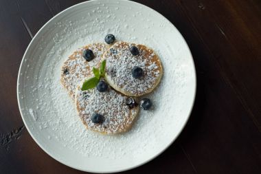 Krep şeker ve ahududu ile ev yapımı