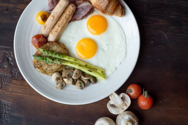 İngiliz kahvaltısı - sosis ile yumurta kadar güneşli tarafı