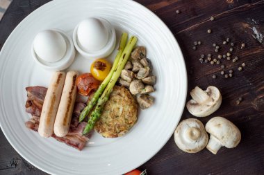 İngiliz kahvaltısı - haşlanmış yumurta ile sosis