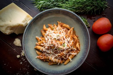 Domates Penne makarna Parmesan ile