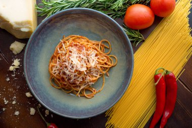 Spagetti Bolognese ahşap masa üstüne Parmesan ile