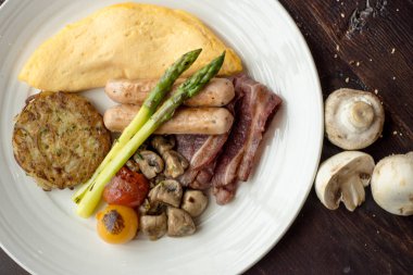 İngiliz kahvaltısı plaka üzerinde