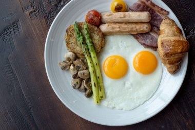 İngiliz kahvaltısı plaka üzerinde