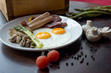 İngiliz kahvaltısı plaka üzerinde