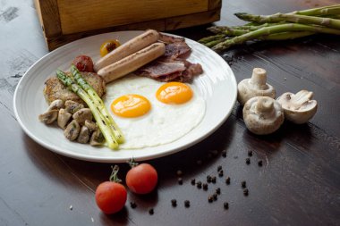 İngiliz kahvaltısı plaka üzerinde