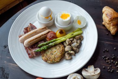 İngiliz kahvaltısı plaka üzerinde