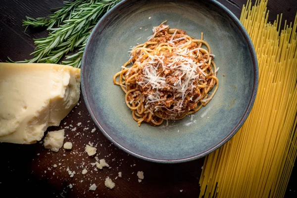 Spagetti Bolonez parmesan ile 