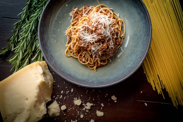 Spagetti Bolonez parmesan ile 