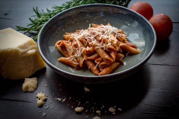 Domates Penne makarna Parmesan ile