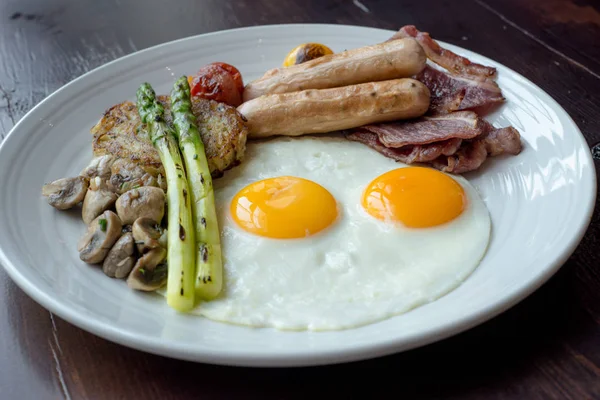 İngiliz kahvaltısı plaka üzerinde