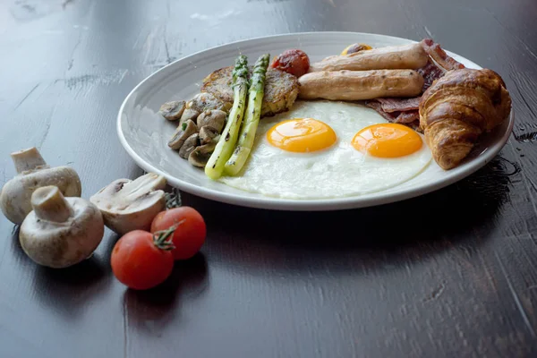 İngiliz kahvaltısı plaka üzerinde