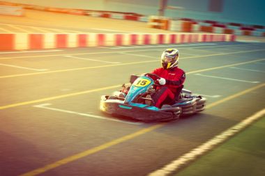 Adam bir gokart Dubai gokart Track - 15.09.2017 Tomasz Ganclerz Dubai